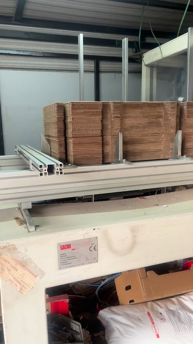 Karton Kasa Kurulumlarımız Devam Ediyor…Markanıza özel tasarımla karton kutu siparişleriniz için bizden fiyat teklifi istemeyi unutmayınız.Taze Meyve ve Sebze Paketleme ÇözümleriNakliye sırasında taze meyve ve sebzelerinizi koruyan ve perakende mağaza teşhirinde de mükemmel duran ambalaj arayışında mısınız?Eğer ihtiyaçlarınızı karşılayacak özel bir ambalaj arıyorsanız, ürün geliştirme ekibimiz size hizmet sunmaya hazır.Profesyonel Çözüm Ortağınız
SANAT GRUP AMBALAJ#baskılıbaskısızetiket #teleskopikkutu #meyveviyolü #elma #karaman #soğukhavadeposu #ambalaj #yaşmeyve #yaşmeyvesebze #TelescopicBox #PlatformTray @Fruit